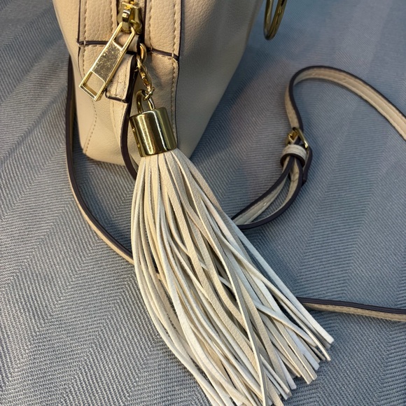 Aldo Crossbody cream colored w/ gold accent adjustable strap snap/zipper closure - Picture 15 of 15